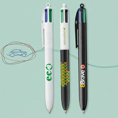 Drie BIC 4 Colours ECO-balpennen met bedrukking, tegen een mintgroene achtergrond.
