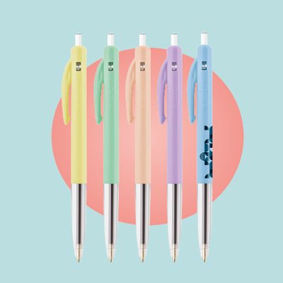 Vijf BIC M10-drukbalpennen in pastelgeel, -groen, -oranje, -paars en -blauw.