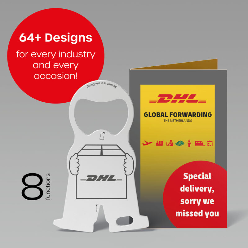 Een mensvormige RICHARTZ karl-flesopener met DHL-opdruk, naast een geel-grijze DHL-kaart.